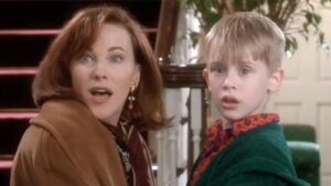 Macaulay Culkin emociona no Emmy 2026 ao homenagear Catherine O’Hara: ‘Esqueceram de Mim’ revive nos palcos