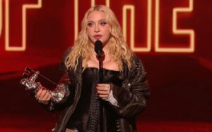 Madonna vence VMA 2026 de Melhor Artista do Ano aos 68 anos e cala críticos