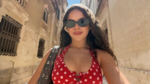 Maisa rouba a cena em Malta com biquíni e corpão de infarto