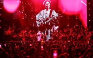 Marisa Monte faz show beneficente com orquestra de 55 músicos