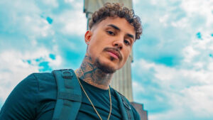 MC Livinho causa com reflexão polêmica sobre relacionamentos: ‘A pista está salgada’
