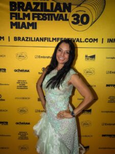 Monica Carvalho celebra sucesso internacional e reflete sobre amizades verdadeiras