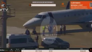 STF em polêmica: vídeo mostra Moraes descendo de jatinho de empresário ligado a banco