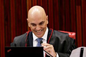 Ministro Moraes troca celular, chip e número após operação da polícia