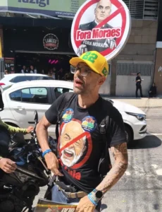 MPF pede suspensão do porte de arma de candidato após exibir arma em comitê de Flávio Bolsonaro