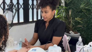Ex-BBB Natália Deodato volta a trabalhar como manicure e surpreende fãs