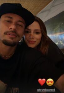 Neymar e Bruna Biancardi trocam carinhos em foto romântica