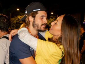 Nicolas Prattes celebra recorde brasileiro em maratona e ganha carinho de Sabrina Sato