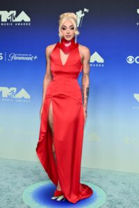 Pabllo Vittar vira atração no VMA 2026 com vestido vermelho ousadíssimo que deixou a galera de boca aberta