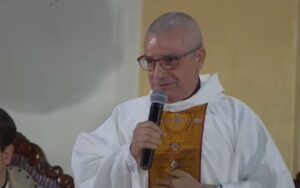 Padre baiano defende comunismo e critica rachadinhas em homilia polêmica