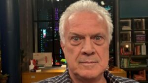 Pedro Bial revela decoração da sala e choca com itens que revelam sua personalidade