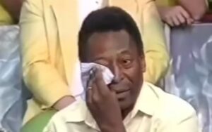 Pelé se emociona no palco do Programa do Ratinho ao reencontrar companheiros do Santos