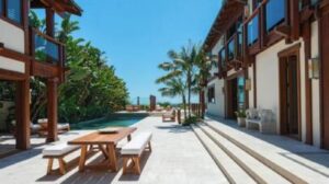 Pierce Brosnan quer vender mansão de R$ 530 milhões em Malibu por causa de incêndios florestais