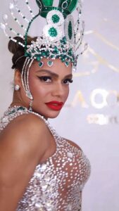Quitéria Chagas arrebassa em look espetacular na final de samba do Império Serrano