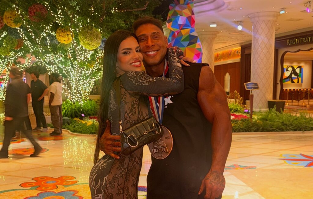 Vit Viana defende marido Ramon Dino após resultado no Mr. Olympia: ‘Ninguém apaga o que você fez’