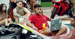 Rauls: a nova série brasileira da Netflix que mergulha nos golpes digitais