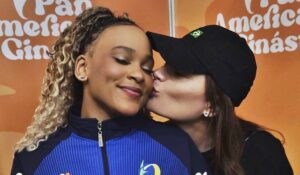 Rebeca Andrade aparece em clique intimista com empresária e fãs se derretem