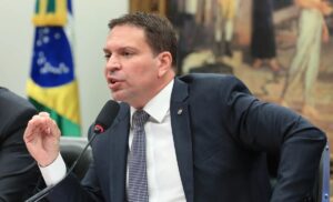 Esposa de Ramagem usa verba de campanha para contratar associados do marido foragido