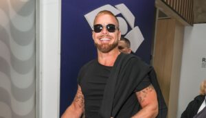 Ricky Martin chega ao Rio com visual arrebatador e cabelo descolorido para show do NFL