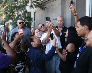 Ricky Martin arrasa com simpatia em encontro com fãs no Rio de Janeiro