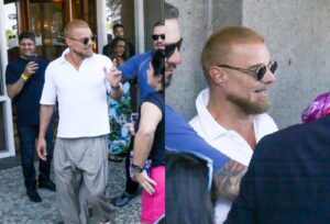 Ricky Martin é tietado por fãs na porta do Copacabana Palace antes de show na NFL no Maracanã
