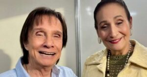 Roberto Carlos presenteia Sonia Abrão com o sonho de toda fã do Rei