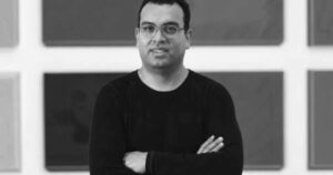 Rodrigo Cassau morre afogado aos 43 anos e abala o mundo das artes