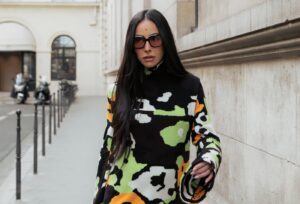 Sabrina Sato desembarca em Paris grávida e rouba a cena com look poderoso