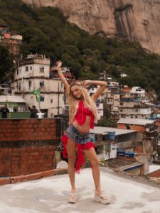 Samira Sagr aproveita liberdade após BBB 26 e explora a Rocinha de moto