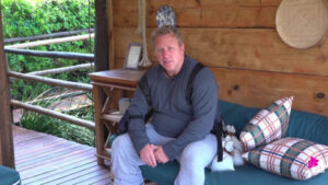A Fazenda 18: Serginho tenta se defender ao vivo, mas emissora corta seu monólogo na câmera
