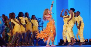 Shakira reencontra Ghetto Kids em show na Espanha e cumpre promessa às crianças de Uganda