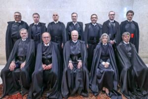 Jurista Martônio Montalverne diz que crise no STF visa domesticar Corte e ameaça democracia