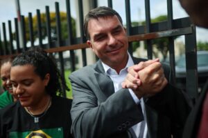 STF é acionado para investigar quem pagou voo de Flávio Bolsonaro em jato de Vorcaro