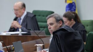STF em polêmica: Gilmar Mendes acusa André Mendonça de viés eleitoral em debate acalorado
