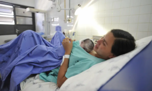 STF decide igualar licença-maternidade entre mães biológicas e adotantes