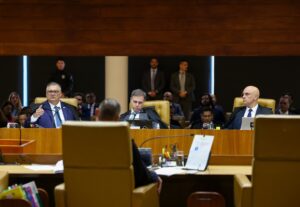 STF suspende sessão após acusações contra Mendonça; Dino pede vista e adia decisão sobre Moraes
