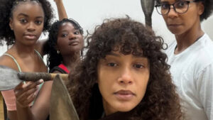 Taís Araújo posa armada nos bastidores de A Nobreza do Amor