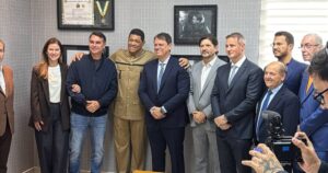 Tarcísio de Freitas Troca Desfile por Igreja Mundial: Política Estratégica
