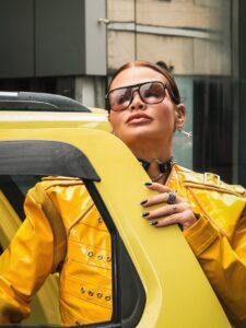 Thais Carla exibe anel de compromisso e fala tudo sobre o romance: ‘Apaixonada!’