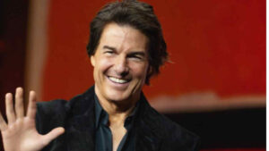 Tom Cruise abandona celular e prefere olhar nos olhos: vem conversar comigo!