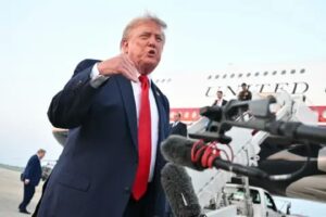 Trump descumpre ordem judicial e barra CNN novamente do Air Force One