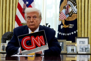 CNN acusa Trump de violação constitucional ao tentar vetar jornalistas da Casa Branca