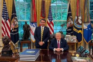 Influenciadores de Trump divulgam anúncios pagos a favor de Flávio Bolsonaro e plataforma de apostas
