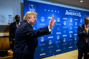 Donald Trump rejeita proposta do Irã para cessar-fogo e publica imagem provocadora com ‘Estreito Trump’