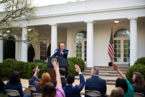 Trump anuncia veto à CNN, MS NOW e Politico na Casa Branca