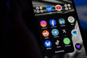 União Europeia propõe proibição de redes sociais para menores de 13 anos