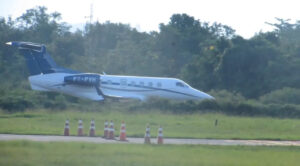 Avião ligado a Vorcaro pousou em Angra no dia de festa de Flávio Bolsonaro