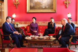 Xi Jinping encerra visita aos EUA defendendo diálogo e acordo comercial com Trump