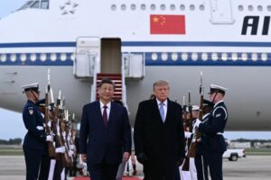 Xi Jinping chega aos EUA e cobra negociação em pé de igualdade com Trump