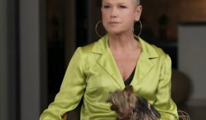 Xuxa se irrita com fã que assustou sua cachorrinha: ‘Faz não!’